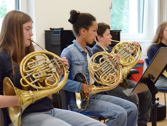 vier Hornmusikerinnen am Spielen