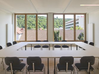 Heller Seminarraum mit Konferenzbestuhlung