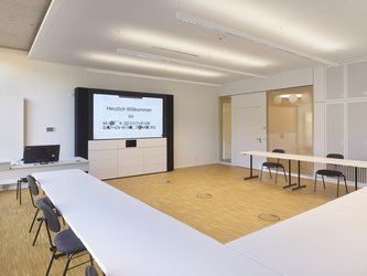 Seminarraum mit LED-Wand für Hybride-Veranstaltungen