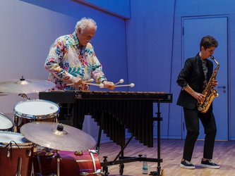 spielende Band mit Saxophonistin