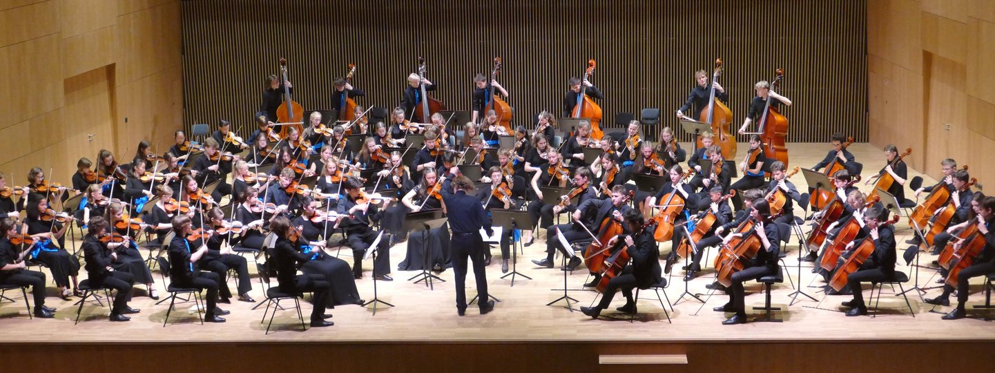 Deutsche Streicherphilharmonie auf der Bühne der TauberPhilharmonie