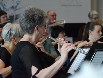 Querflötenmusikerin im Vordergrund